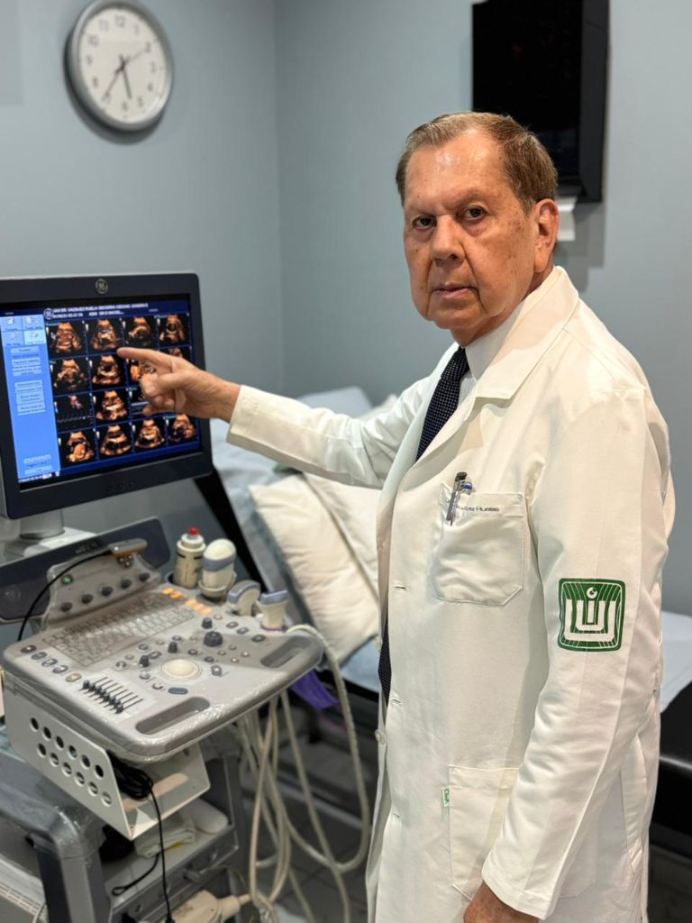 Dr. Vázquez Ruelas con equipo de ultrasonido